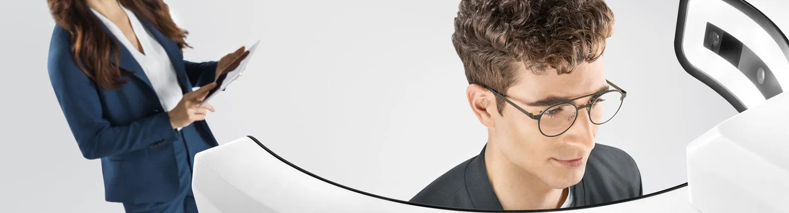 Consultora acompanhando um cliente durante a medição no equipamento ZEISS Visufit 1000